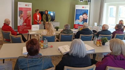 Bianca Scherer und Salima Karaduman im Gemeinschaftsraum mit den Teilnehmern. (Bild: Regina Suttner)