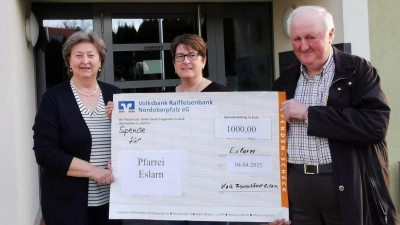Pfarrer Erwin Bauer dankte im Namen der Kirchenverwaltung der Vorsitzenden Silke Singer (2.v.l.) und ihrer Vorgängerin Beate Roth vom Frauenbund für die großzügige Spende. (Bild: Karl Ziegler)