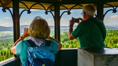 15 Teilnehmer des Fichtelgebirgsvereins Friedenfels bei der geplanten Tour auf den Waldstein im Fichtelgebirge. (Bild: Dr. Siegfried Steinkohl)