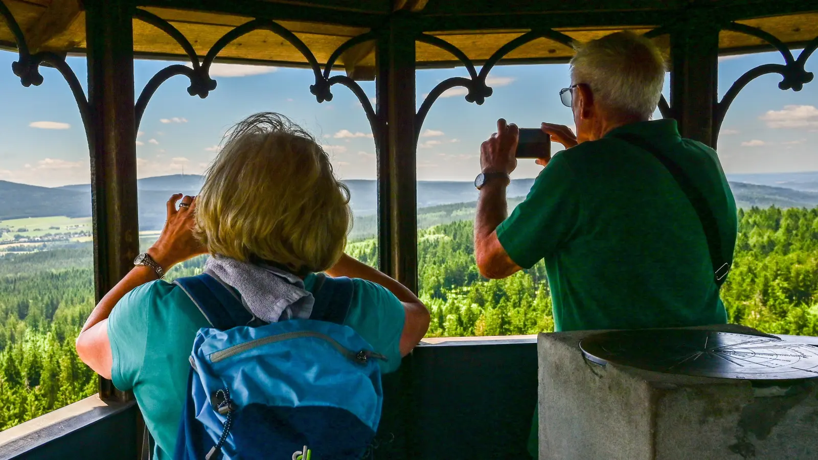15 Teilnehmer des Fichtelgebirgsvereins Friedenfels bei der geplanten Tour auf den Waldstein im Fichtelgebirge. (Bild: Dr. Siegfried Steinkohl)