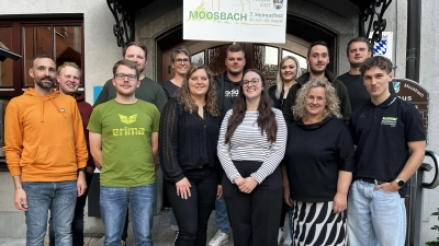 Das engagierte Betreuerteam begleitet die Festmoidla und -burschen in den nächsten zwei Jahren.<br>Vordere Reihe von links: Bürgermeister Armin Bulenda, Stephan Völkl, Theresa Guttenberger, Natalie Sauer, Renate Reisnecker, Tim Reisnecker<br>Hintere Reihe von links: Johannes Kick, Christian Fuchs, Natalie Hammerl, Elias Schwab, Stefanie Eckl, Max Putzer, Johannes Hartinger.<br>nicht auf dem Foto: Carolin Busch, Jonas Rom, Laura Schießl, Sebastian Völkl (Bild: Claudia Rieß)