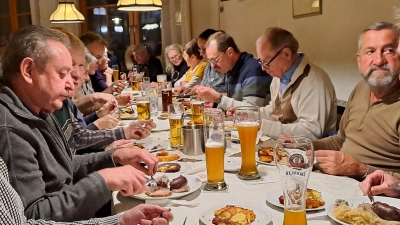 Die Mitglieder ließen sich die Schlachtschüssel schmecken. (Bild: Doris Borchardt )