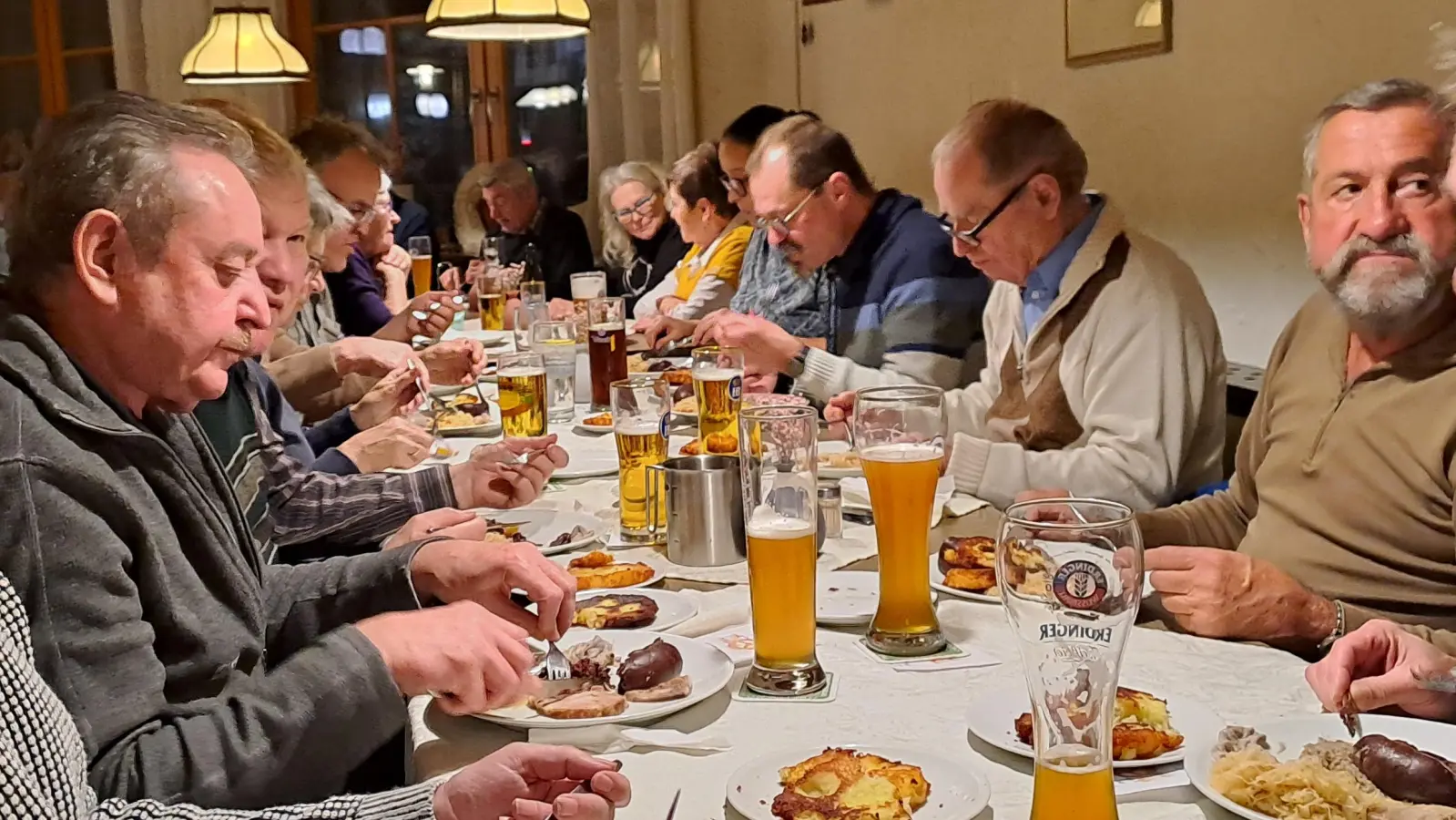 Die Mitglieder ließen sich die Schlachtschüssel schmecken. (Bild: Doris Borchardt )