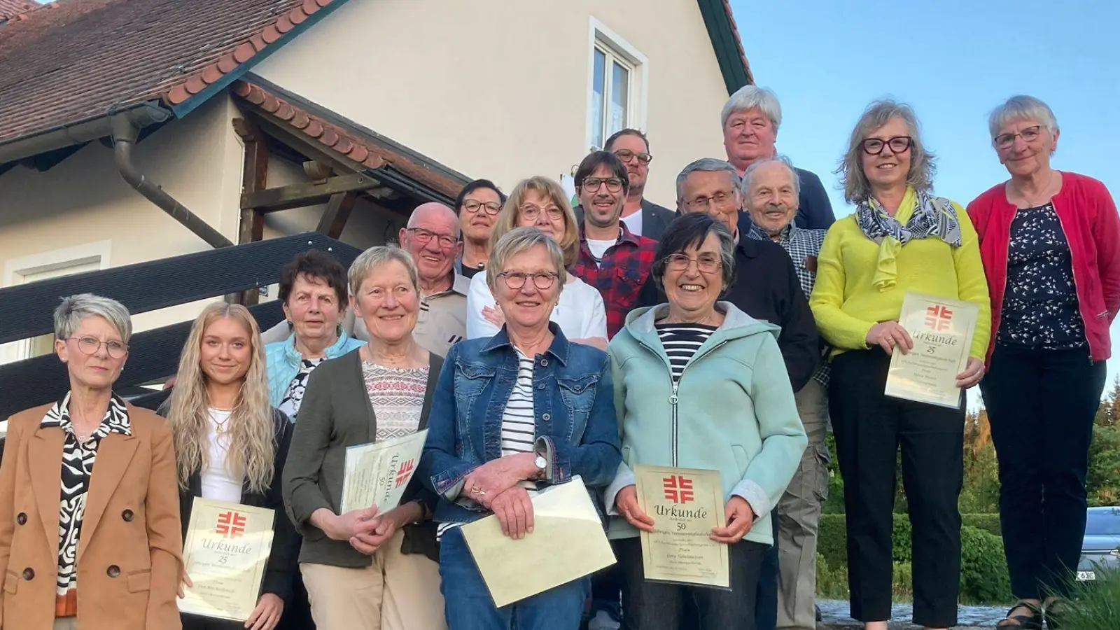 Das Bild zeigt die anwesenden Jubilare mit der Vorsitzenden Doris Reiß  (Bild: Beate Hilpert )