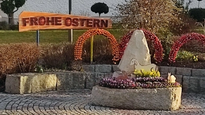 Der geschmückte Dorfbrunnen wieder ein Blickfang, mit dem Osterlamm im Mittelpunk (Bild: Gerhard Löckler)