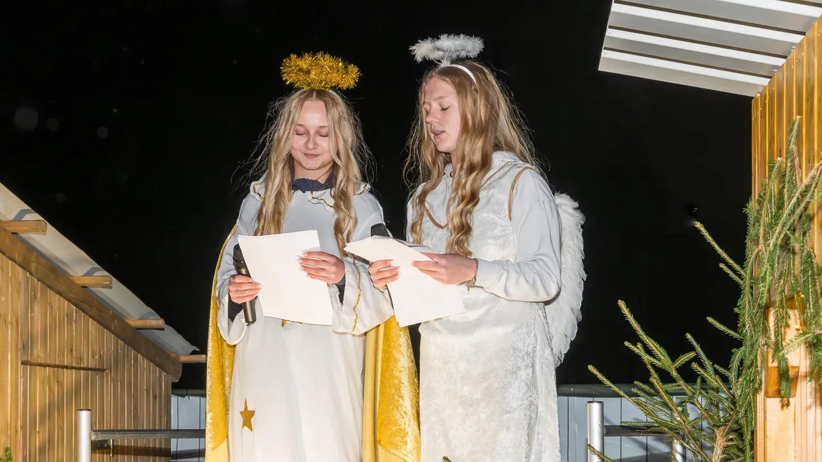 Christkind Lara Schuller (links) und Engelchen Venessa Pecher beim Vorlesen der Gute-Nacht-Geschichte.<br> (Bild: Bernd Schwamberger)