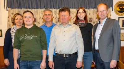  Die Vorstandschaft der Naabtaler Musikanten (hinten von links): Rosmarie Riedl, Roland Krös, Manuela Wild, Bürgermeister Konrad Kiener, (vorne von links): Johannes Hägler und Johannes Braun. (Bild: Heribert Mirwald)