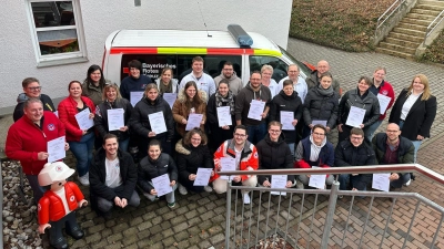 Knapp 30 Mitglieder des Kreisverbandes Tirschenreuth im BRK haben das Rotkreuzeinführungsseminar unter der Leitung von Melissa Wagner (rechts) in Erbendorf absolviert. (Bild: Philipp Hundhammner)