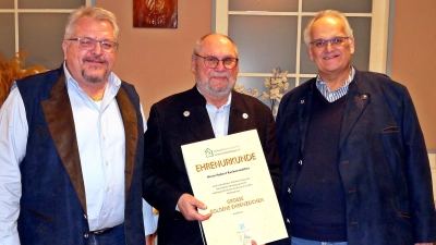 Bei der Verleihung des Großen Goldenen Ehrenzeichens für Hubert Kuchenreuther (m) gratulierten Hans-Jürgen Meier (links) und Rudolf Limmer. (Bild: Rosa Meier)