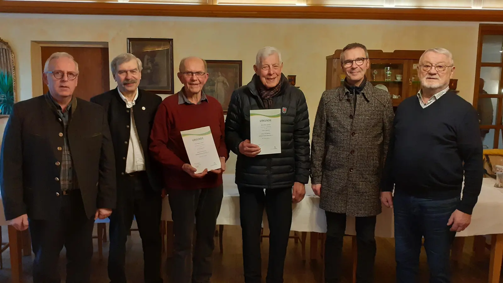 von links: „Altbürgermeister” Winfried Franz, Reinhard Ott, Werner Linhart, Walter Schraml, 1. Bürgermeister Peter Achatzi, 2. Vorsitzender Günther Weinfurtner. (Bild: Jacqueline Misch)