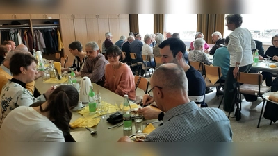 Die Gäste beim Fastenessen im Pfarrheim Oberwildenau. (Bild: Rita Gleißner)