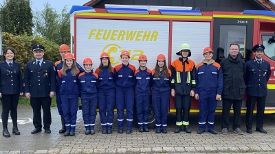 Ihre erstes Feuerwehrabzeichen, die Jugendflamme der Stufe I, haben die jungen Leute der Freiwilligen Feuerwehr Mendorferbuch-Egelsheim mit Auszeichnung bestanden. Dazu gratulierte auch Bürgermeister Florian Junkes (2.v.re) (Bild: Paul Böhm )