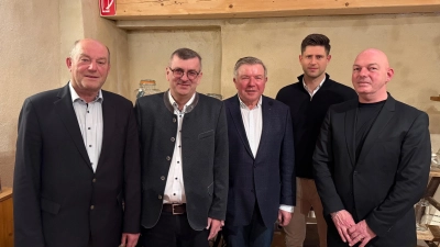 Von links nach rechts, Ernst Leibelt (2 Vorstand), Bürgermeister Peter Braun, Harald Thies ( 1 Vorstand), Stefan Cramer ( Vorstand Finanzen), Frank Käfer (Vorstand Sport und Organisation). (Bild: Andrej Seifert)