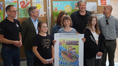 Liv Obermayer, Elsa Bach (mit dem Siegerplakat) und Magdalena Nimmerjahn (von links) sind die ersten drei Preisträger des Malwettbewerbs zum Kinderbürgerfest 2024.  (Bild: Mino Meister/exb)