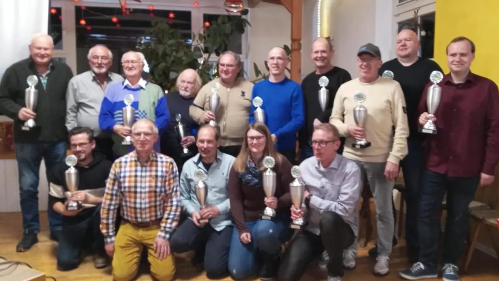 Siegerehrung für die besten Oldtimerfahrer in Waldeck: Manred Keller (hinten links) dominierte wieder das Geschehen (Bild: Beate Grillmeier)