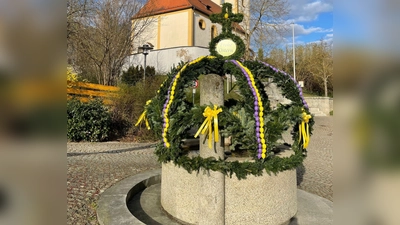 Osterbrunnen am Dorfplatz Oberköblitz (Bild: Maria Schlögl)