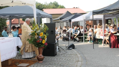 Ein Fest der Hoffnung in schwierigen Zeiten sei der Feiertag Mariä Himmelfahrt, erklärte der frühere Weidener Regionaldekan und Stadtpfarrer Gerhard Pausch beim rege besuchten Pichlberger Patroziniumsfest. (Bild: Bernhard Piegsa)