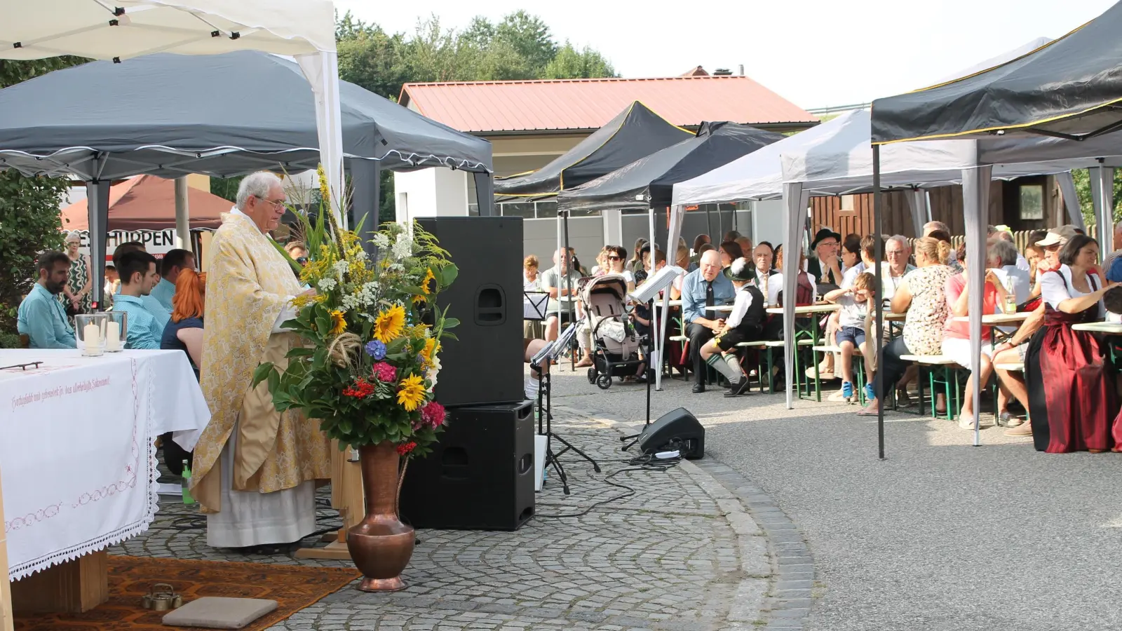 Ein Fest der Hoffnung in schwierigen Zeiten sei der Feiertag Mariä Himmelfahrt, erklärte der frühere Weidener Regionaldekan und Stadtpfarrer Gerhard Pausch beim rege besuchten Pichlberger Patroziniumsfest. (Bild: Bernhard Piegsa)