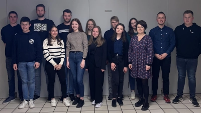 Neue Vorstandschaft der KLJB Schmidgaden - hintere Reihe zweiter von rechts Jugendbeauftragter &amp; Gemeinderat Martin Bauer; vordere Reihe erste von rechts 3. Bürgermeisterin Theresia Dobler, dritte von rechts 1. Vorsitzende Theresa Janz und vierte von rechts 2. Vorsitzende Theresa Rewitzer. (Bild: Martin Bauer)