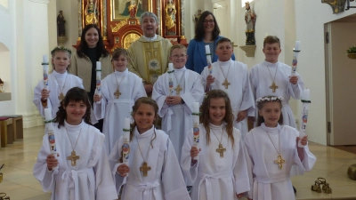 Bild: Direktorin der Grundschule Vohenstrauß und Leuchtenberg Katja Meidenbauer (rechts) und Religionslehrerin Sonja Kramer, (links) mit Pfarrer Adam Nieciecki und den Erstkommunionkindern. (Bild: Sieglinde Schärtl )