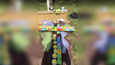„Aus dunkel wird bunt” - Kinder gestalten ein buntes Kreuz zu Ostern. (Bild: Maria Stich)