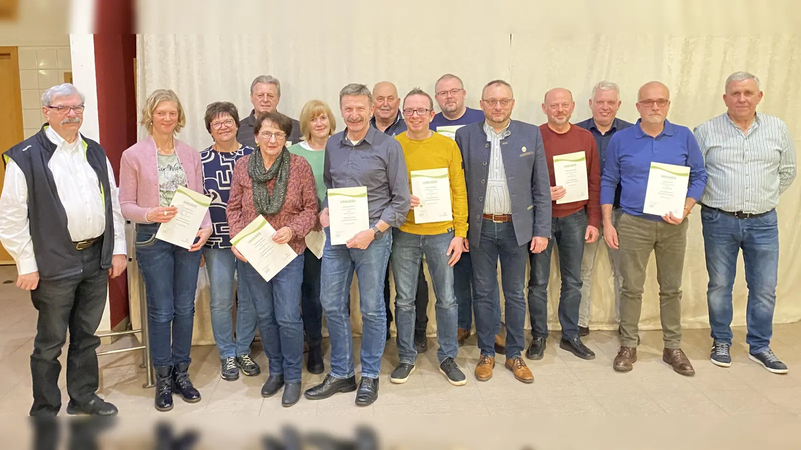 Von rechts: 1. Vors. Wolfgang Götz, 3. v. re. 2. Vors. Tobias Wirth mit den Geehrten  (Bild: Ingrid Strehl)