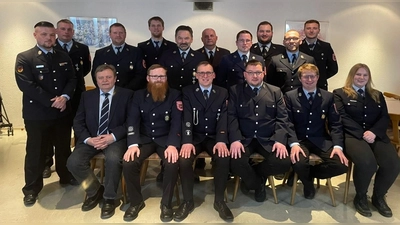 Die neue Vorstandschaft der Freiwilligen Feuerwehr Kirchendemenreuth mit 1. Vorsitzenden Nico Schröder und 2. Vorsitzenden Markus Schultes (vordere Reihe Fünfter und Sechster von links) sowie dem 1. Kommandanten Robert Maier und 2. Kommandanten Mathias Frank (vordere Reihe vierter und dritter von links).  (Bild: Luisa Maier)