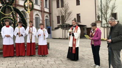 Stadtpfarrer Thomas Kopp mit den Lektoren Waltraud Näger und Franz Josef Baeck und Ministranten vor dem österlichgeschmückten Schlossbrunnen (Bild: Elisabeth Eiszrich)