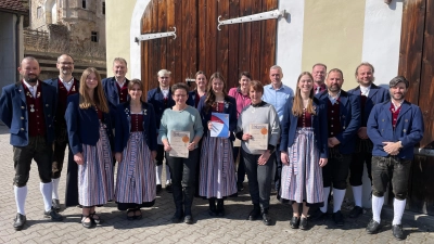 Die Trachtenkapelle ehrte langjährige aktive und passive Mitglieder. (Bild: Georg Inzelsberger)