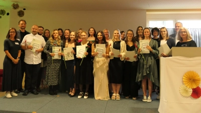Absolventinnen und Absolventen der Fachakademie für Sozialpädagogik mit den Fachbetreuern für Sozialpädagogik, Sandra Falk und Guido Schwarzmann, sowie der Leiterin der Fachakademie, Claudia Hanft, Landrat Richard Reisinger und Schulleiterin Sabine Fersch. (Bild: Jennifer Lieder, Evelyn Kempf)