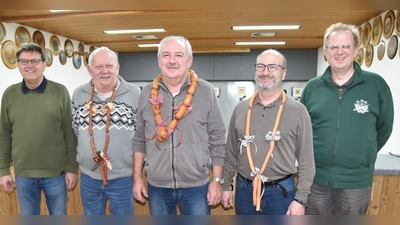 Die Sieger des Faschingsschießens Josef Kerscher, Winfried Bunk, Markus Gebhard (v.l.) mit Schießleiter Lothar Mehringer (li) und 1. Schützenmeister Reiner Hoffmann (re.) (Bild: Josef Schmaußer)