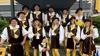 1. Reihe v.l.:Josef Schneider, Rainer Dobmeier, Patricia Schneider, Anna Schönberger, Patricia Heuschneider, Fahnenträgerin Katharina Eckl 2. Reihe v.l.: Norbert Dobmeier, Matthias Kraus, Stefan Seegerer, Anna Lang, Johannes Winter (nicht auf dem Bild: Luisa Völkl) (Bild: Josef Glas)