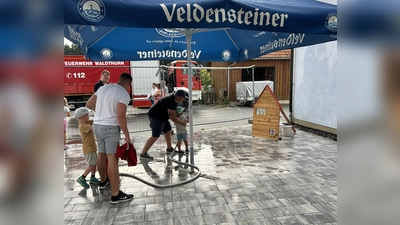 Viel Spaß hatten die Kinder beim „Löschen” eines brennenden Hauses. (Bild: Tanja Pflaum [fla] (josef-tanja-pflaum@t-online.de))