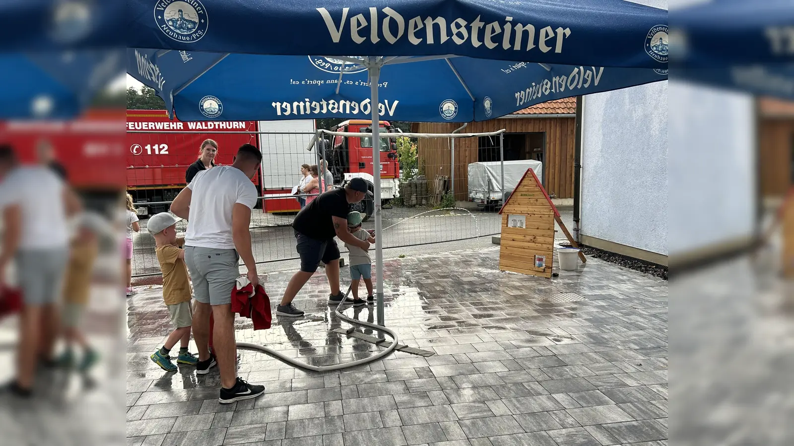 Viel Spaß hatten die Kinder beim „Löschen” eines brennenden Hauses. (Bild: Tanja Pflaum [fla] (josef-tanja-pflaum@t-online.de))