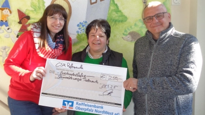 Spendenübergabe an das Kinderhaus Steinwaldzwerge. (Bild: Andrea König)