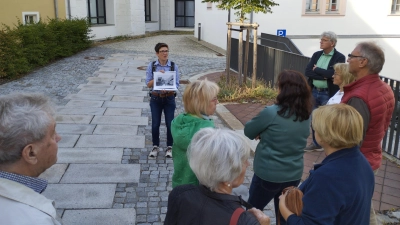 Martina Zanner (vorne) bei der Führung der Gruppen rund um das Kloster, ganz rechts Wolfgang Wenisch, 2. Vorsitzendes des Initiaktivkreises.  (Bild: Florian Preisinger)