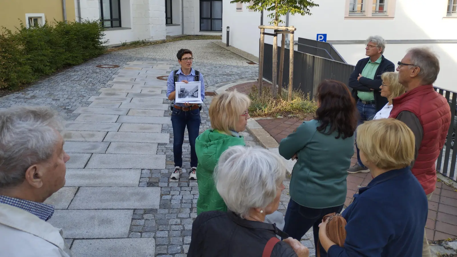 Martina Zanner (vorne) bei der Führung der Gruppen rund um das Kloster, ganz rechts Wolfgang Wenisch, 2. Vorsitzendes des Initiaktivkreises.  (Bild: Florian Preisinger)
