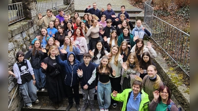 Teilnehmende Schüler mit Begleitlehrkräften (Bild: Elisabeth Schneider)