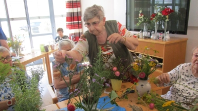 Ein alter Brauch: Kräuterbüschel binden anlässlich Mariä Himmelfahrt (Bild: Daniela Donhauser)
