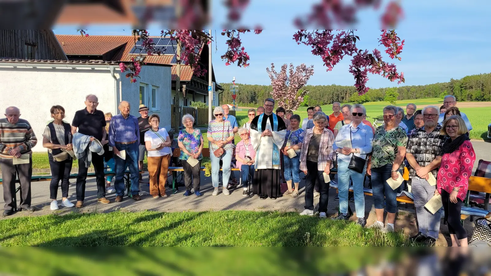 Die Gläubigen nach der Maiandacht in Oberammersricht. (Bild: Günter Weigl)