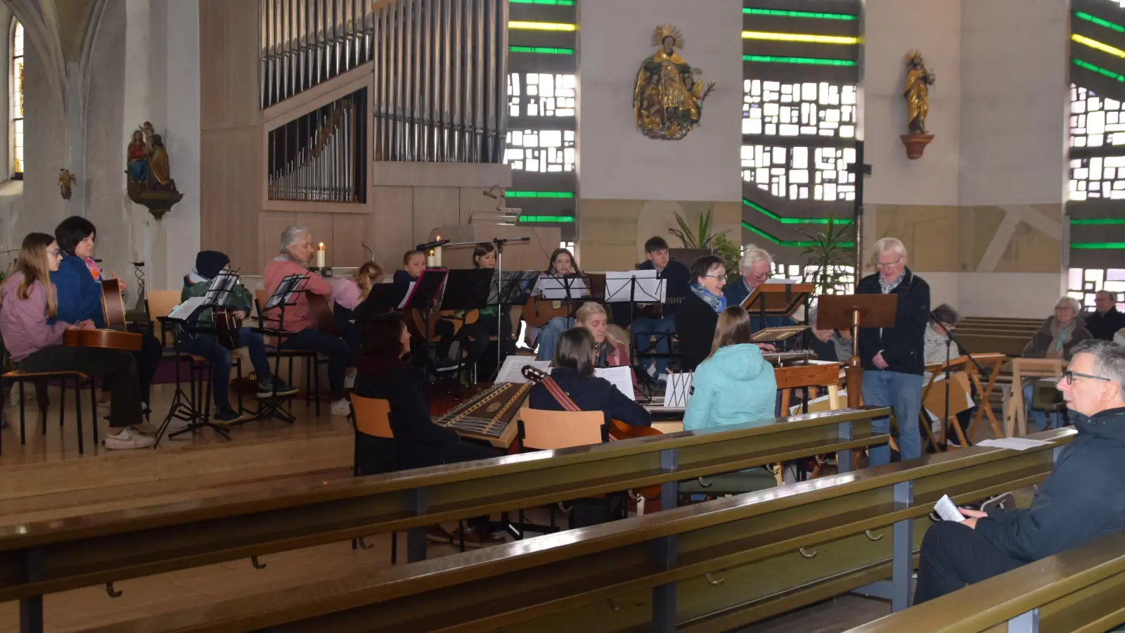Die Mitwirkenden bei der musikalischen Passionsandacht in der Gebenbacher Pfarrkirche unter der Gesamtleitung von Rita Butz (Mitte mit blauen Schal) (Bild: Wolfgang Schöpf)