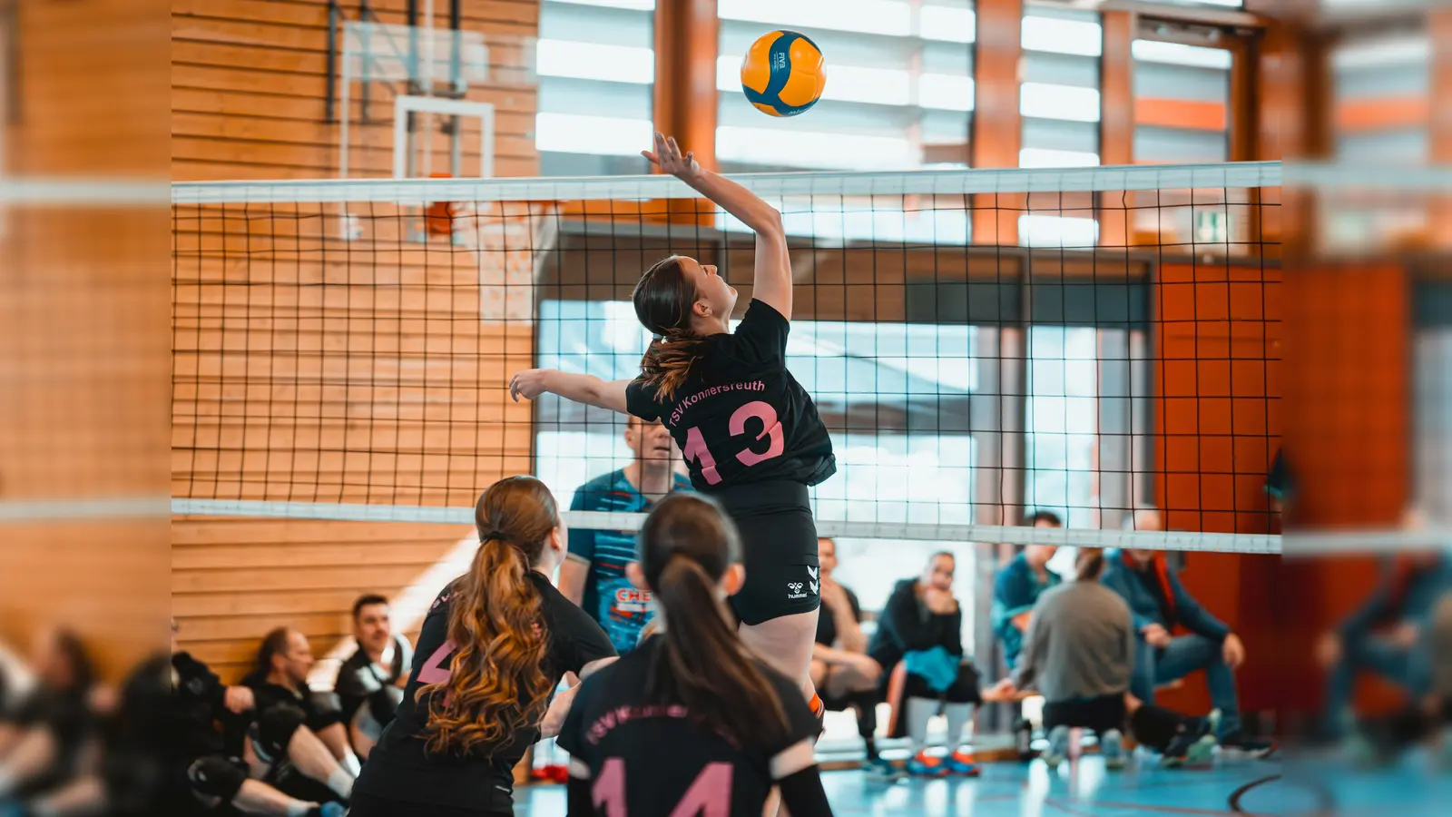 Beim ersten Hammer Cup der Volleyballabteilung der TSG Mantel-Weiherhammer trafen die Teams in zahlreichen spannenden Duellen aufeinander (Bild: Daniel Brunner)