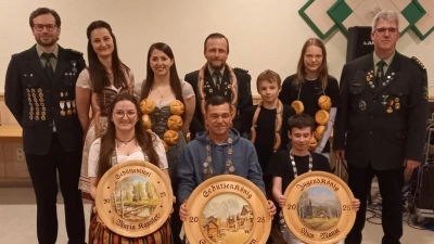 Die neuen Würdenträger der Kastler Sportschützen – Schützenliesl Maria Kausler, Schützenkönig Stefan Baumann und Jugendkönig Nico Manze (vorne von links). Stellv. Sportleiter Michael Buchbinder, Sophia Miedel, Luisa Stahl, Michael Schwarz, Bastian Wöhrl, Hanna Baumann und Vorsitzender Wolfgang Raps (hinten von links). (Bild: Wolfgang Raps )