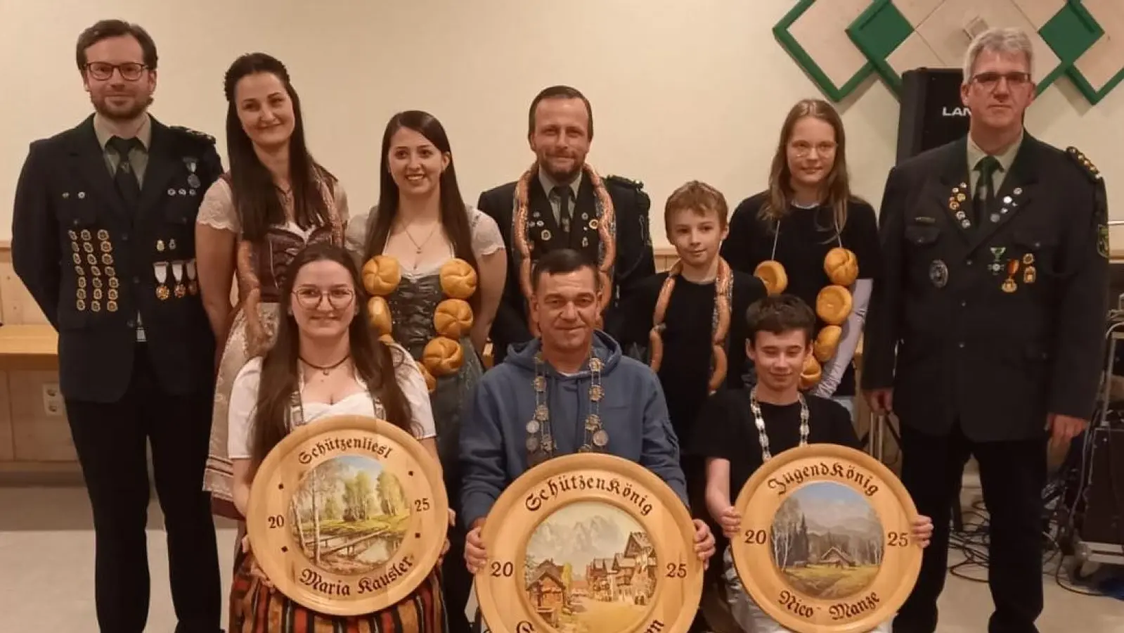 Die neuen Würdenträger der Kastler Sportschützen – Schützenliesl Maria Kausler, Schützenkönig Stefan Baumann und Jugendkönig Nico Manze (vorne von links). Stellv. Sportleiter Michael Buchbinder, Sophia Miedel, Luisa Stahl, Michael Schwarz, Bastian Wöhrl, Hanna Baumann und Vorsitzender Wolfgang Raps (hinten von links). (Bild: Wolfgang Raps )