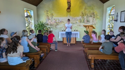 Das Foto zeigt Marie Ram beim Vorlesen der Ostergeschichte in der Kapelle. (Bild: Josef Wifling)