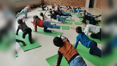 Yoga in der Grundschule Wernberg-Köblitz  (Bild: Christine Losch)