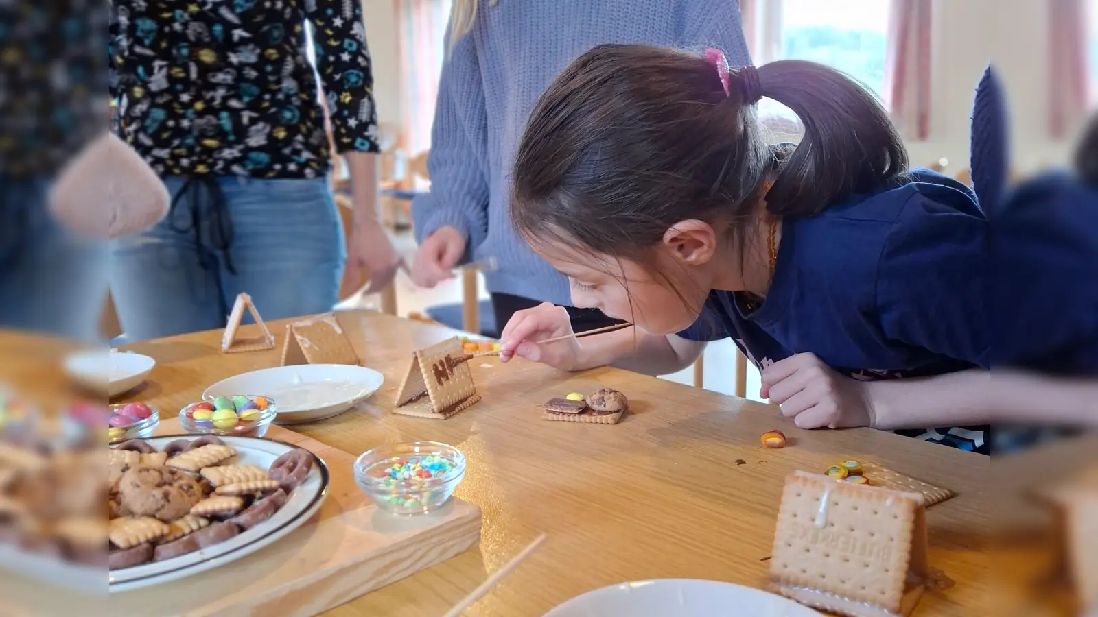 mit viel Mühe wurden zum Thema „Märchen” kleine Hexenhäuser aus Keksen und anderen Süßigkeiten gebaut und verziert (Bild: Ann-Kathrin Förderreuther)