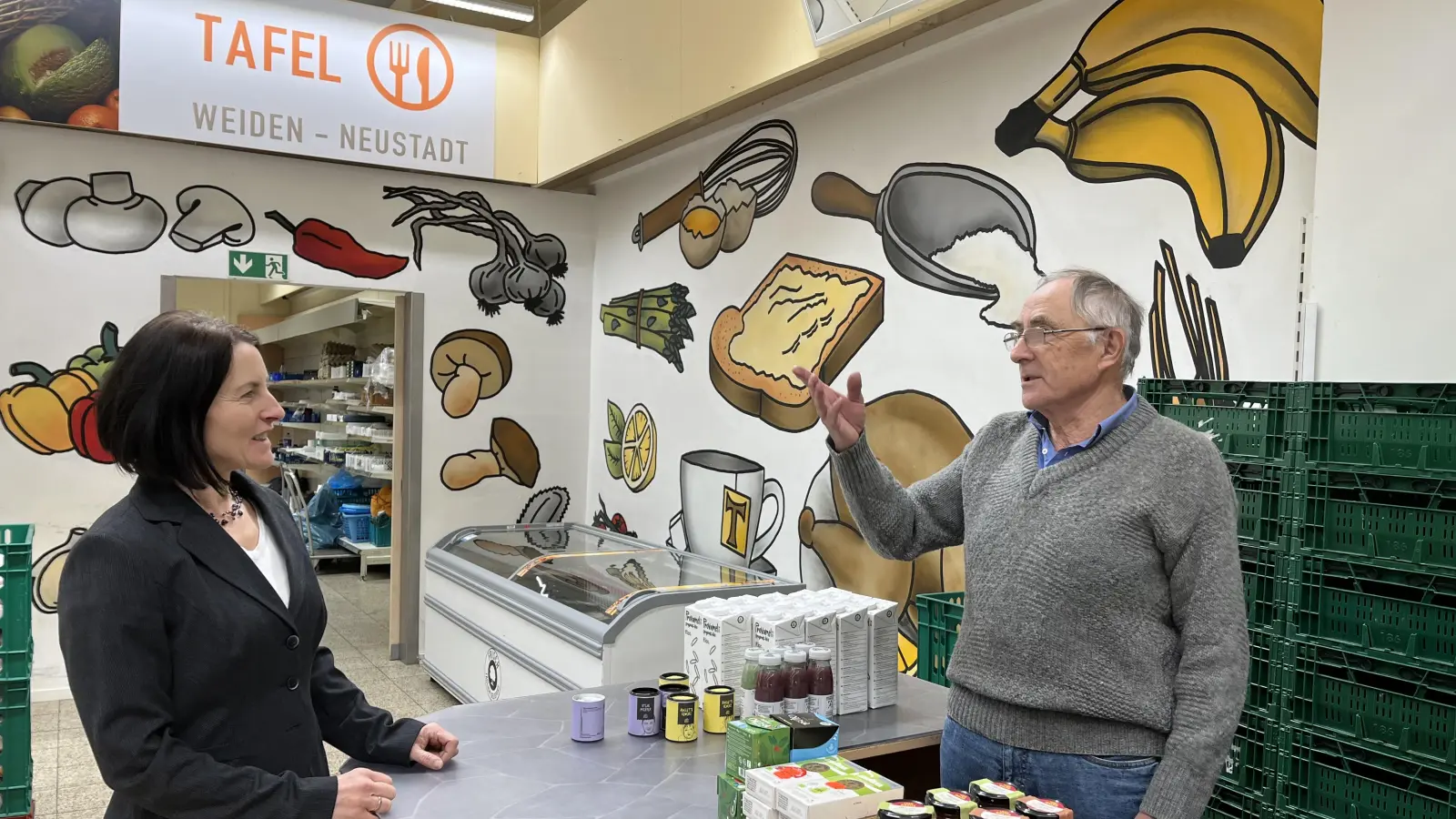 Gerhard Landgraf zeigt Carmen Schneller, Präsidentin des Rotary-Clubs Weiden Max-Reger, die Abläufe bei der Tafel. Der Club spendet 1500 Euro aus dem Erlös des Adventskonzerts (Bild: Viola Reichl)