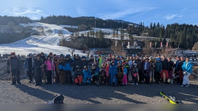 Die Teilnehmer der Skifahrt des TSV Flossenbürg im Skigebiet Wilder Kaiser (Bild: Franz Zitzmann)