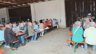 In der vollbesetzten Maschinenhalle fanden die Besucher bei bester Stimmung und guten Gesprächen zusammen und genossen das Sommerfest am Neuhof. (Bild: Heike Klober)